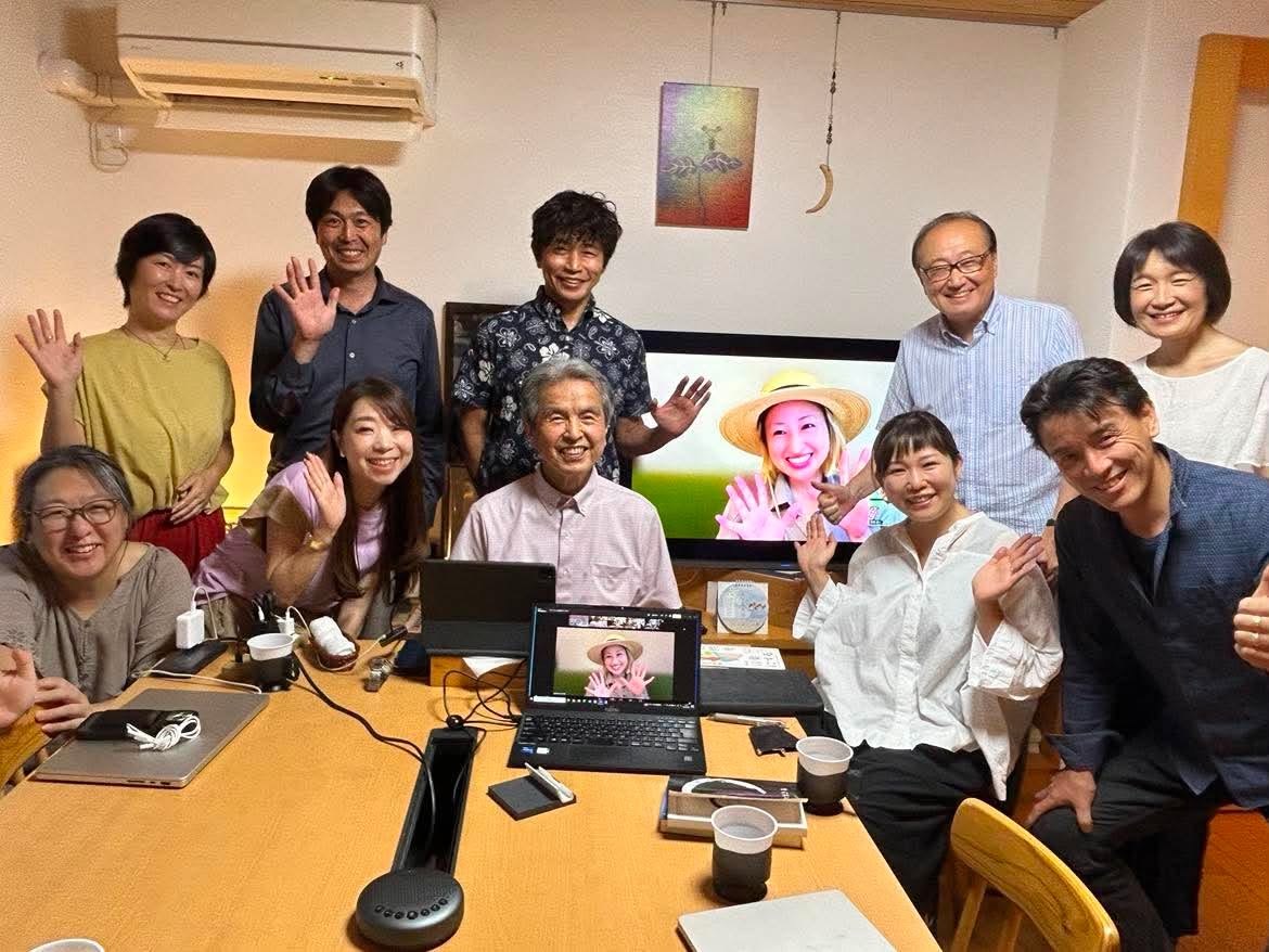 直会の様子 — オンライン参加者も交えた団らんのひととき